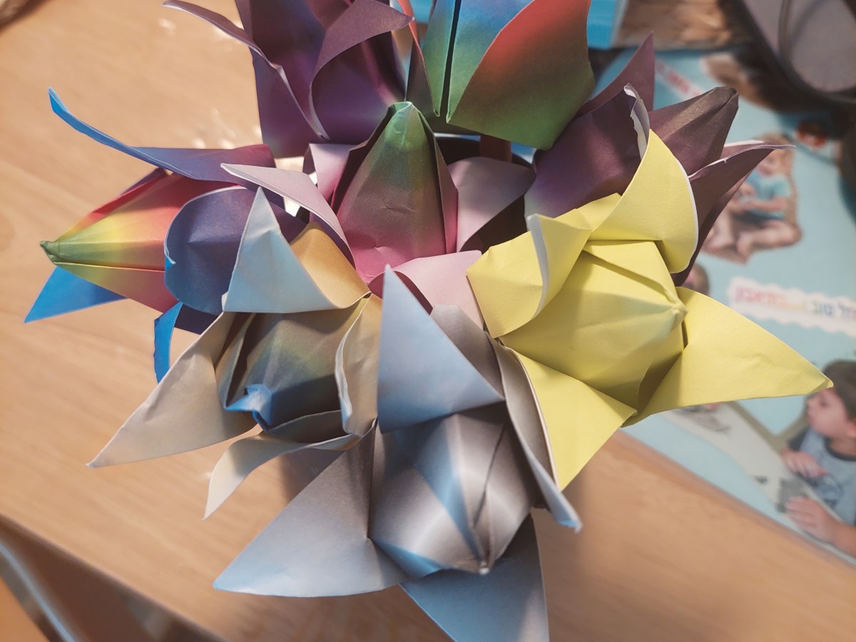 אלה מלמדת להכין פרח טוליפ&nbsp;מאוריגמי