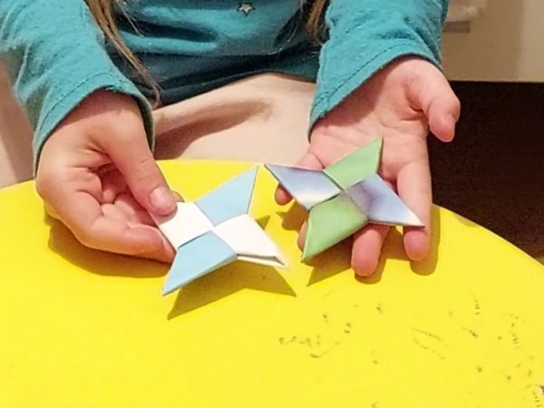 אלה מלמדת להכין כוכב נינג'ה&nbsp;מאוריגמי