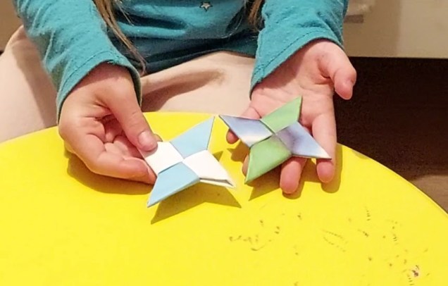 אלה מלמדת להכין כוכב נינג'ה&nbsp;מאוריגמי